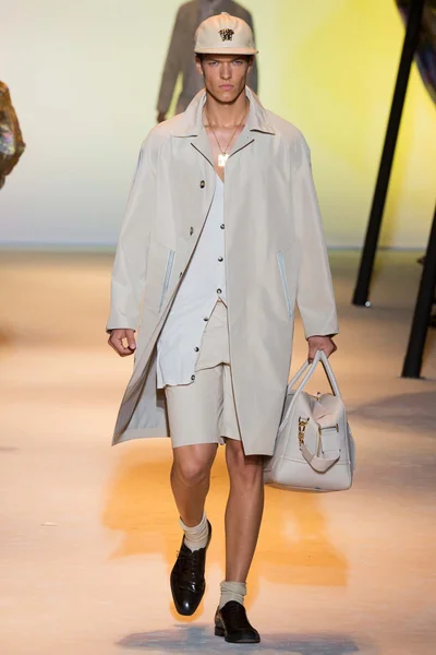Look 16